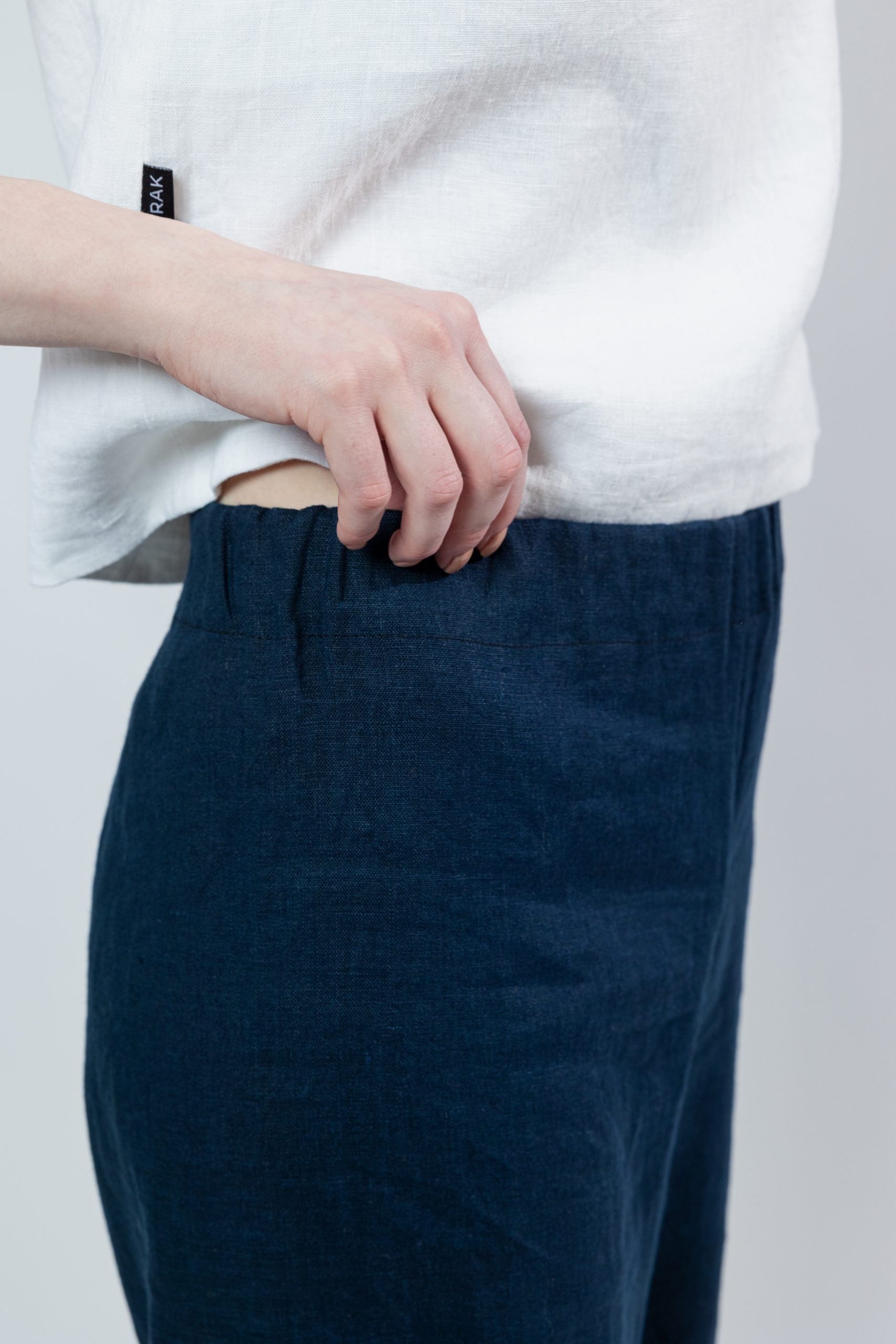 ALI, Trousers in Thin Linen image 2